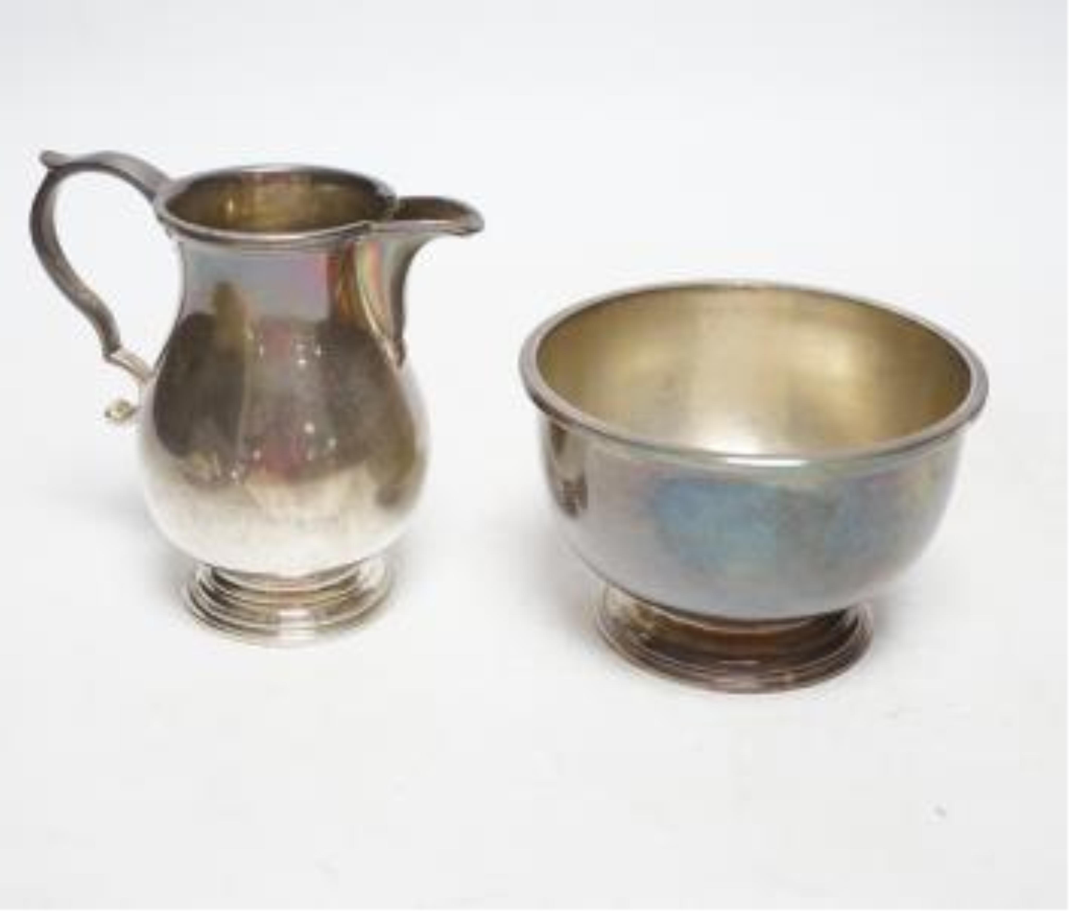An Elizabeth II silver cream jug and sugar bowl, by William Comyns & Sons Ltd, London, 1962/3, bowl diameter 87mm, 8.5oz. Good condition.